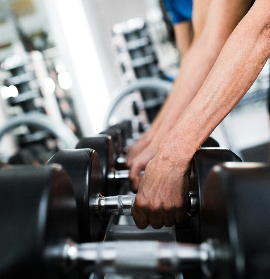 icik-fitness-hands-in-black-weights